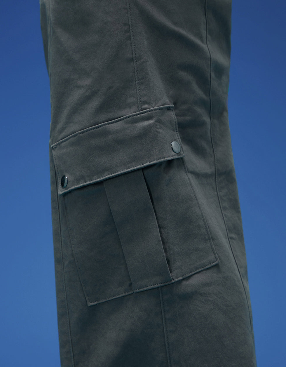 Grey Woven Relaxed Fit High-Rise Exclusive Cargo Pant