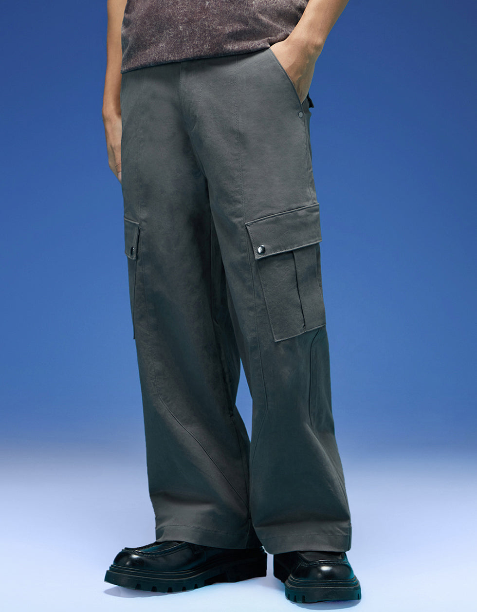 Grey Woven Relaxed Fit High-Rise Exclusive Cargo Pant