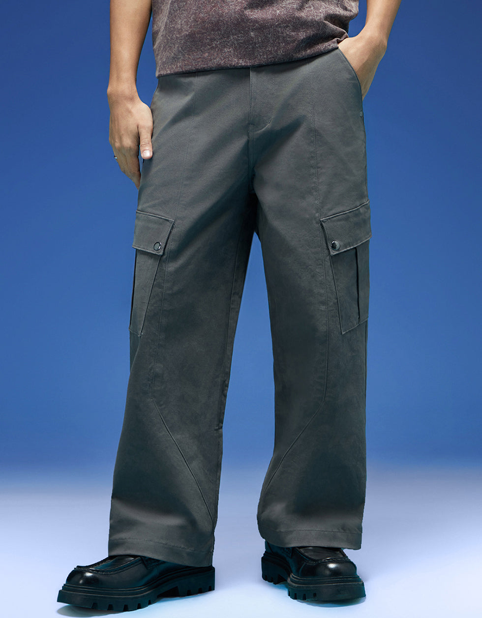 Grey Woven Relaxed Fit High-Rise Exclusive Cargo Pant