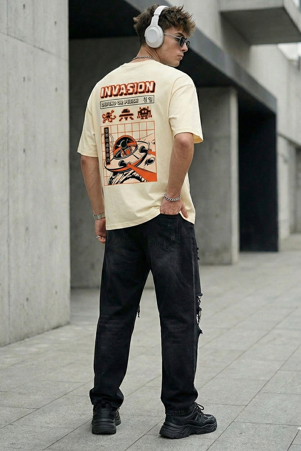 Invasion Swanwhite Oversized Graphic Printed T-shirt